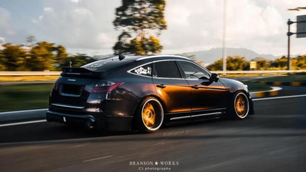 明明長著一張賓士C63的前臉,還說自己是一輛本田? 明明長著一張賓士C63的前臉,還說自己是一輛本田?