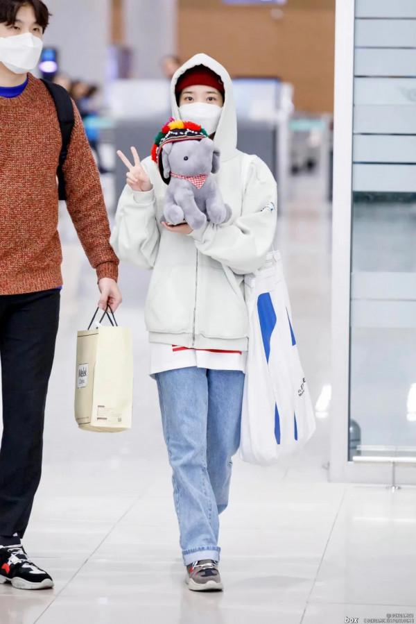 韓星街拍 | 蛀牙警告！IU的街拍怕是比她的歌還要甜