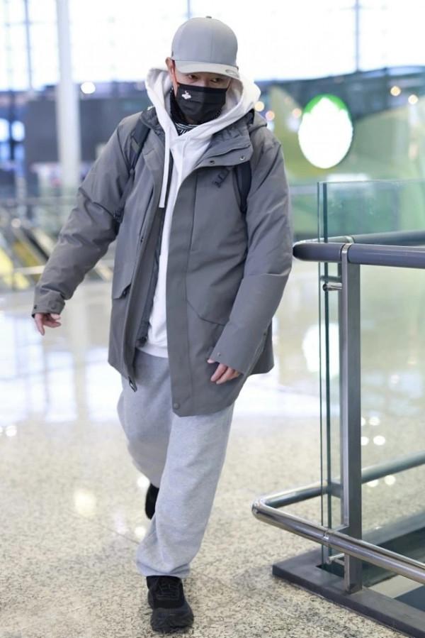 陳小春原來這麼會穿，連帽衛衣造型潮男範十足，55歲穿成了25歲