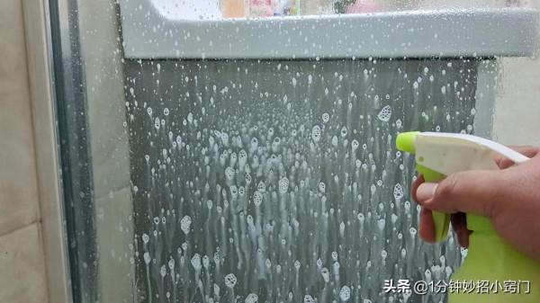 浴室玻璃上水垢擦不乾淨，分享清潔妙招，輕輕一抹全乾淨