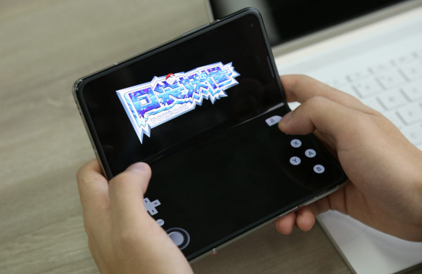 原來摺疊屏手機還能這樣用？這個NDS模擬器都能夠以假亂真了