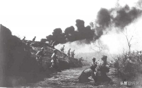 志願軍連長被英軍刺穿胸膛,說不出話,抱著司號員示意堅守 志願軍連長被英軍刺穿胸膛,說不出話,抱著司號員示意堅守