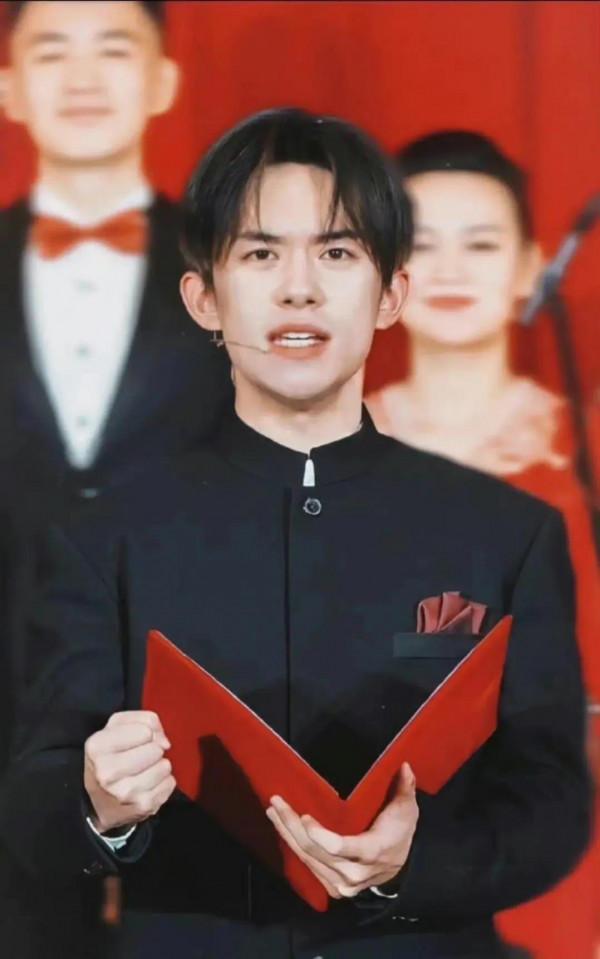 晚間娛樂——王一博、易烊千璽、楊洋、龔俊、張傑、白舉綱