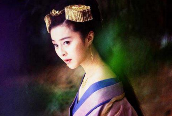 盤點頭上插兩把牙刷的古裝女子，蔣欣驚豔，佟麗婭傾國傾城