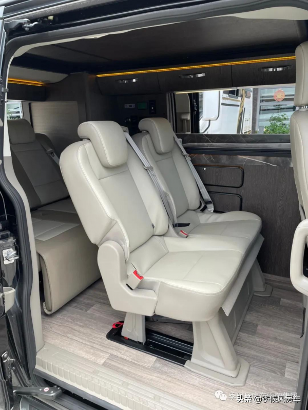 江鈴福特途睿歐升頂房車,不足5米卻能4人睡臥,還可進地庫 江鈴福特途睿歐升頂房車,不足5米卻能4人睡臥,還可進地庫