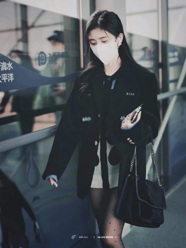 鞠婧禕機場私服｜黑色系的甜酷穿搭