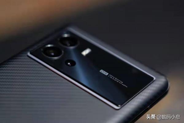 iQOO很大膽，18G運存+5500mAh，一體屏設計顏值頗高