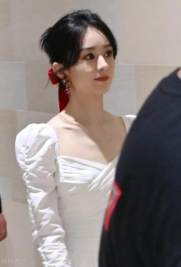 趙小刀（趙麗穎）這身裝扮好像白雪公主，就差七個小矮人到位了