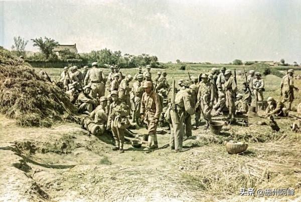 1949年國民黨淞滬警備隊士兵在上海構築防禦陣地的畫面 1949年國民黨淞滬警備隊士兵在上海構築防禦陣地的畫面