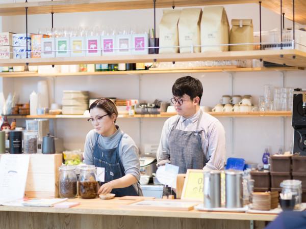 咖啡與書｜比起暢銷的書，更想放“有熱量的書”的Hama House