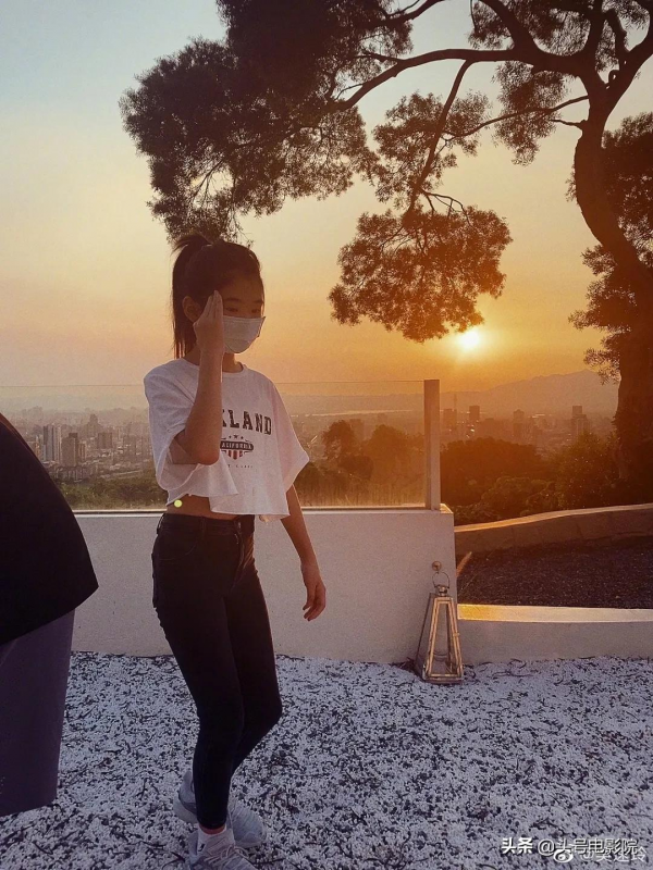 黃多多16歲戴金鍊塗眼影，爸爸萌娃早熟！曹格女兒11歲露肩畫眼線