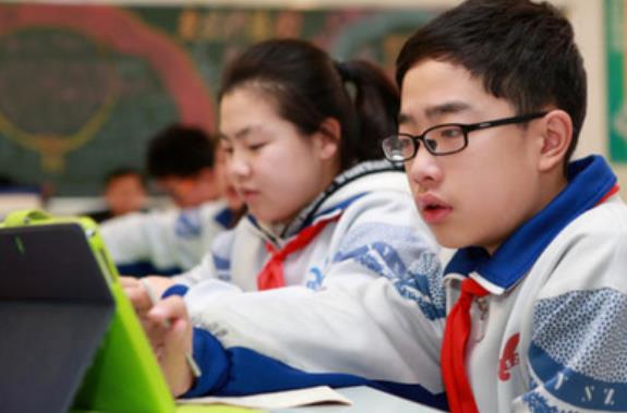 一初二男生練健美操引質疑,結果音樂聲響起,同學們不禁拍手叫好 一初二男生練健美操引質疑,結果音樂聲響起,同學們不禁拍手叫好