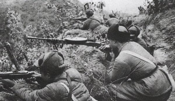 小戰士打仗時上廁所，不小心被部隊落下，一人打退美軍9次衝鋒