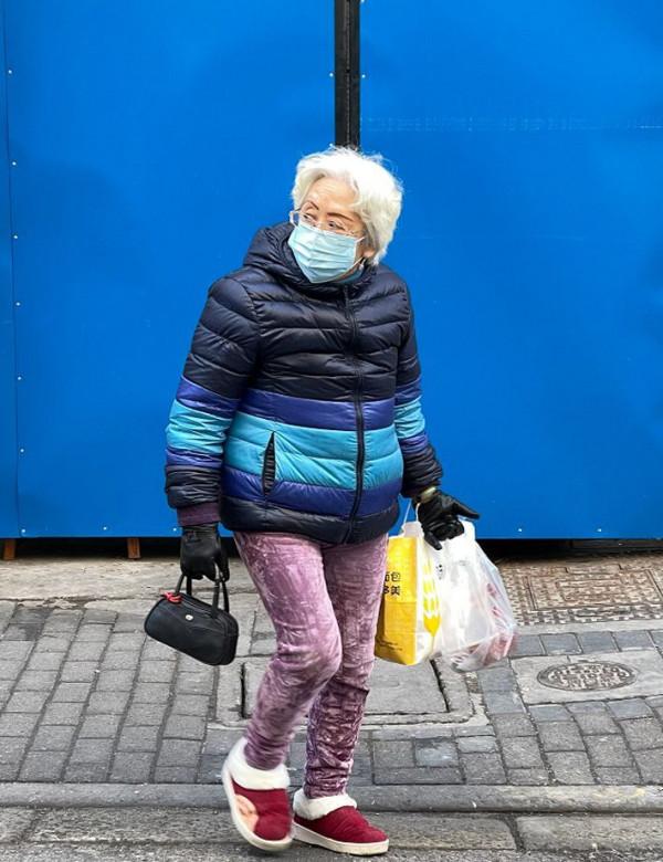 誰說羽絨服土氣？跟上海老年人這樣搭，6、70歲也能穿得精緻時髦