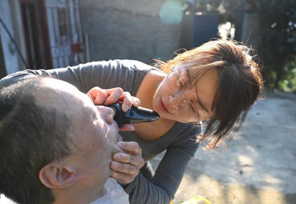 “我是他的一切，他是我的家”——女兒照料父親19年的動人故事