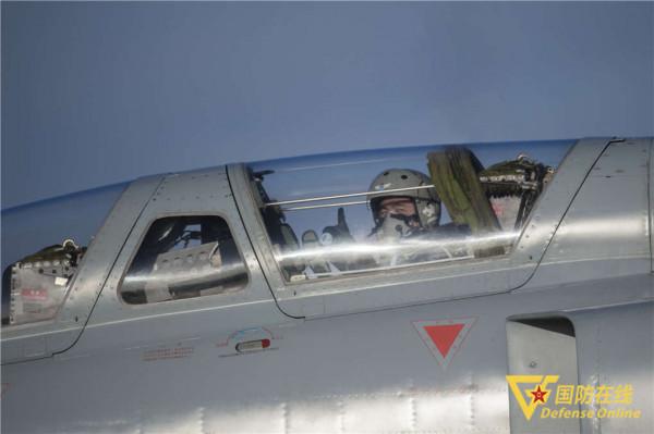 戰鷹出擊！空軍航空兵某團大漠戈壁新年開飛