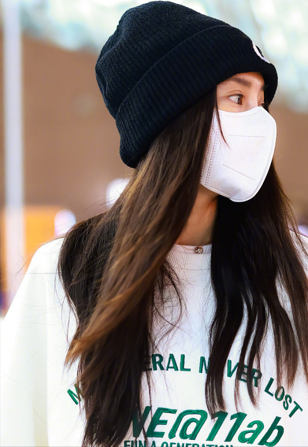 Angelababy機場私服曝光，白色衛衣演繹下半身失蹤，小雞腿太搶鏡