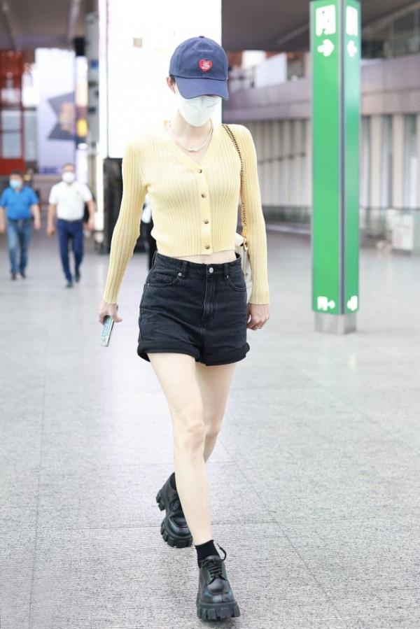 王麗坤不愧是舞蹈專業的,穿針織衫+短褲也很高階,線條感真優美 王麗坤不愧是舞蹈專業的,穿針織衫+短褲也很高階,線條感真優美