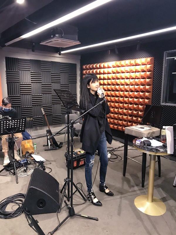 周慧敏真是凍齡美人，一襲紅裙氣色被點亮太嬌豔，哪像54歲的人？