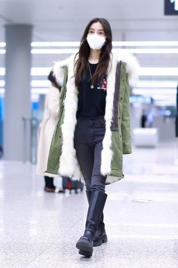 Angelababy楊穎現身機場笑意盈盈心情好 大波浪捲髮隨性慵懶