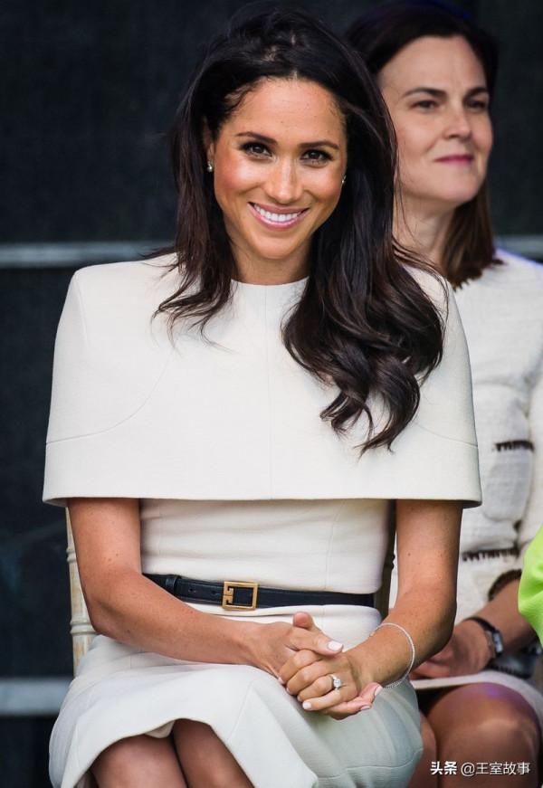 梅根穿白色連體褲霸氣亮相,哈里王子就像是她的小跟班 梅根穿白色連體褲霸氣亮相,哈里王子就像是她的小跟班