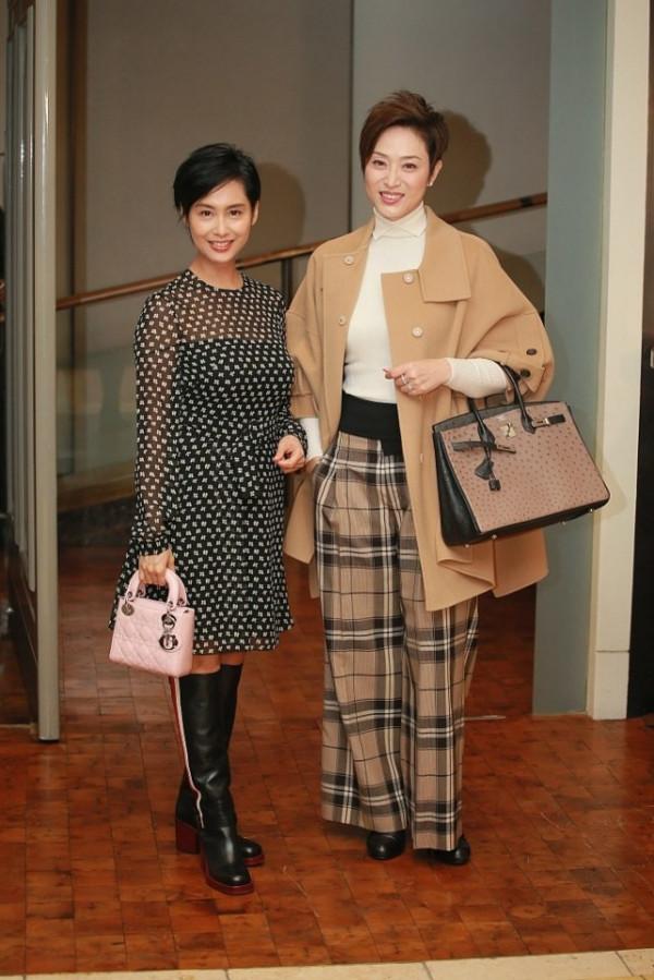 陳法蓉和朱茵站一起好養眼,雖然身高有差距,但氣質很優雅 陳法蓉和朱茵站一起好養眼,雖然身高有差距,但氣質很優雅