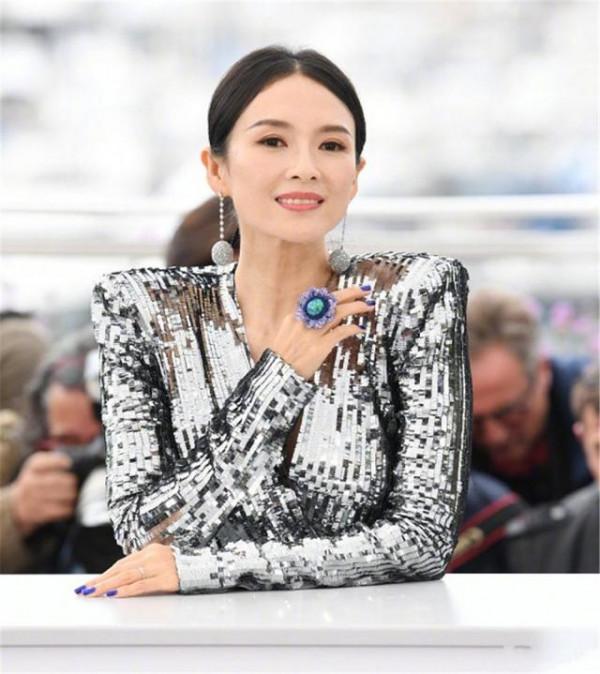 40歲章子怡不服老，穿銀色“亮片裙”氣質驚豔，這狀態哪像生過娃