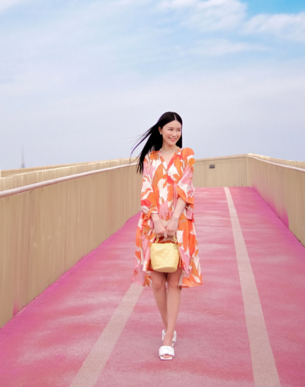 32歲文詠珊風采依舊，沙灘風長裙時髦亮眼，盡顯女性魅力
