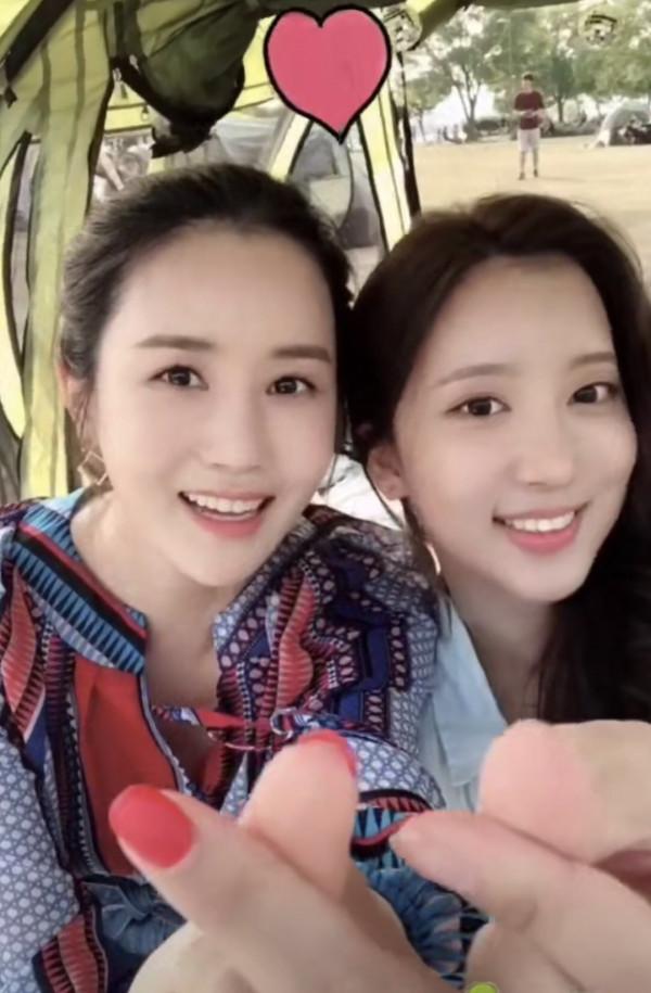 李多海終於曬美照，T恤加吊帶裙三套穿搭清新甜美，35歲依舊少女