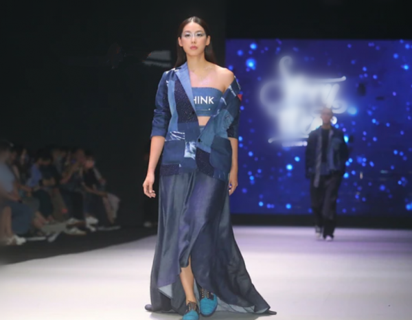 31歲兒子T臺首秀,周華健60歲妻子罕現身支援,滿頭白髮但氣質好 31歲兒子T臺首秀,周華健60歲妻子罕現身支援,滿頭白髮但氣質好