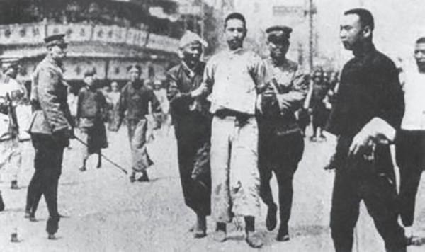 1963年陳老總在桂林飯店用餐,警衛員遞來一紙條,他看後親自迎接 1963年陳老總在桂林飯店用餐,警衛員遞來一紙條,他看後親自迎接