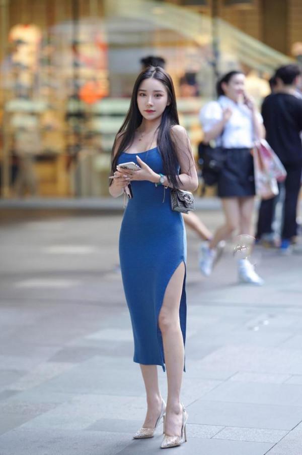 顏值高比什麼都重要！女孩穿上這身衣品很出眾，後面是男人前景