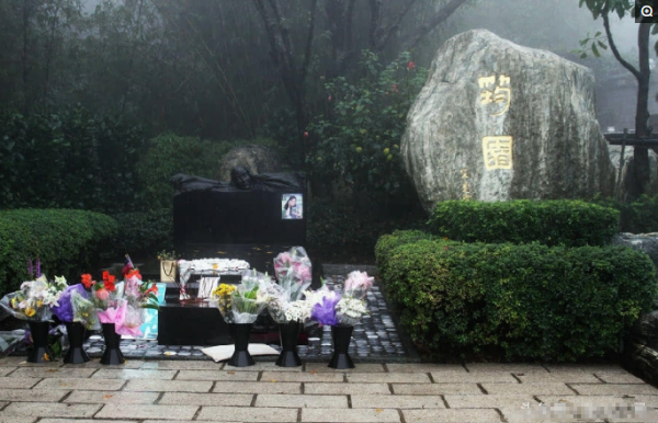 直擊鄧麗君墓現狀:陳游標難掩激動情緒,在鄧麗君墳前痛哭流涕 直擊鄧麗君墓現狀:陳游標難掩激動情緒,在鄧麗君墳前痛哭流涕