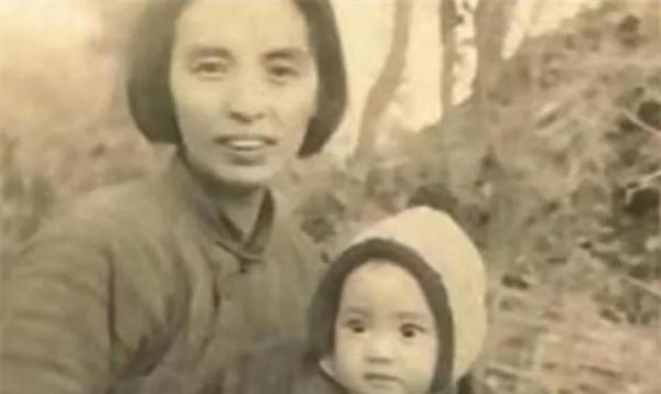 退伍偵察兵自稱槍法精準，後來才知母親是王牌特工，曾受陳毅盛讚