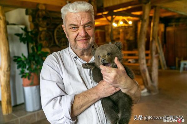 他撿了一隻小熊，以危險為名被帶走，辦護照蓋房子，就要給熊當爹