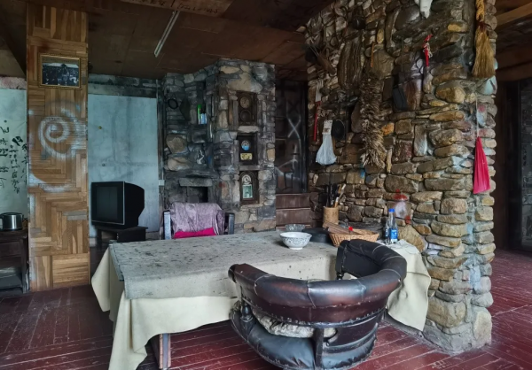 自我放逐27年,于振立在大黑山為自己造了座“墳墓”| 藝術栗子 自我放逐27年,于振立在大黑山為自己造了座“墳墓”| 藝術栗子