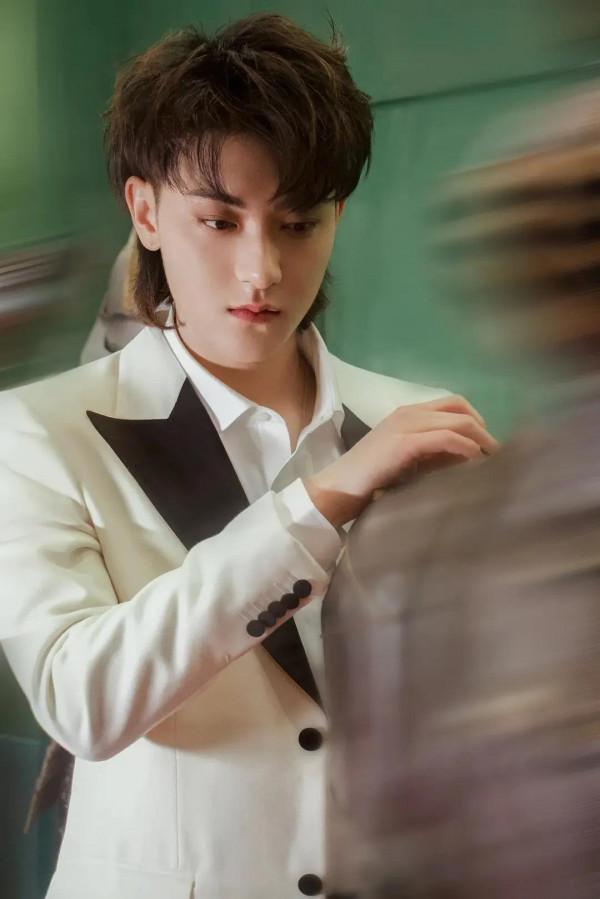 頂級男神黃子韜，帥成漫畫裡的人物