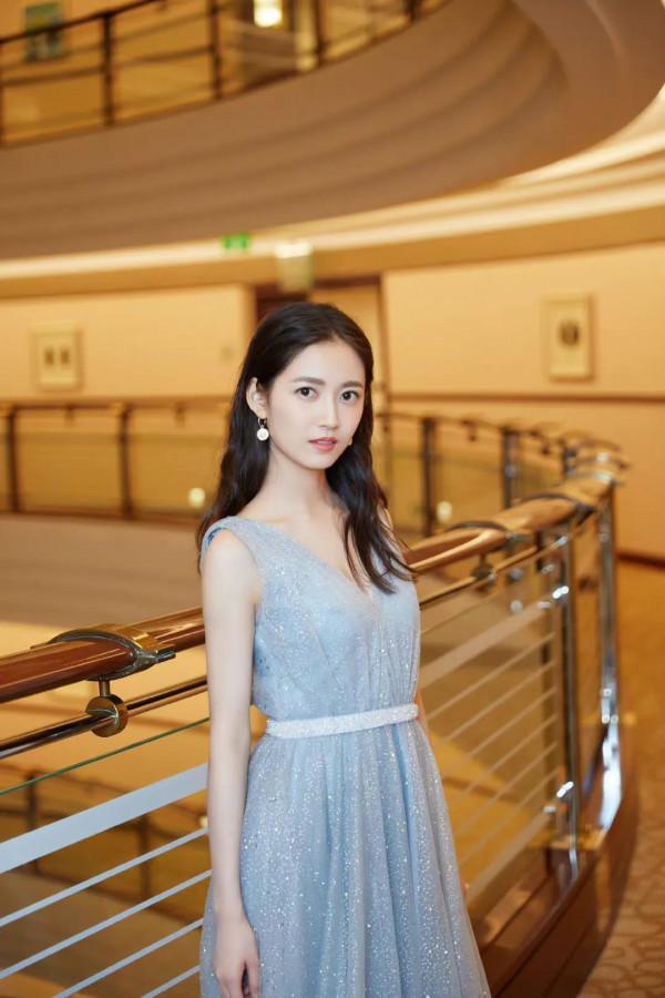 陳鈺琪裙裝簡約而不簡單，優雅又不失氣場，傾國又傾城