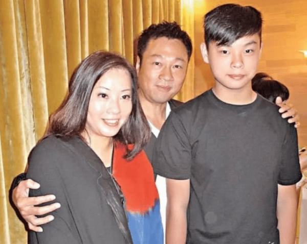 黎耀祥夫婦為愛子慶生,24歲兒子眉眼像極了老爸,已全家移居內地 黎耀祥夫婦為愛子慶生,24歲兒子眉眼像極了老爸,已全家移居內地