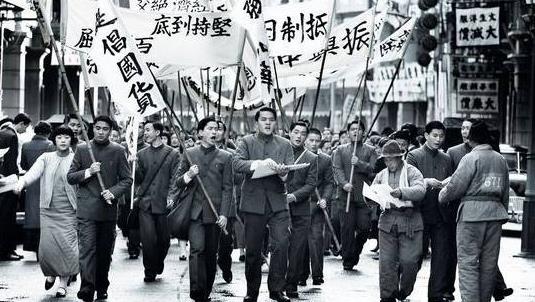 敵匪特衝進房間，要把她帶走，她拼死搏鬥，終因寡不敵眾慘遭殺害