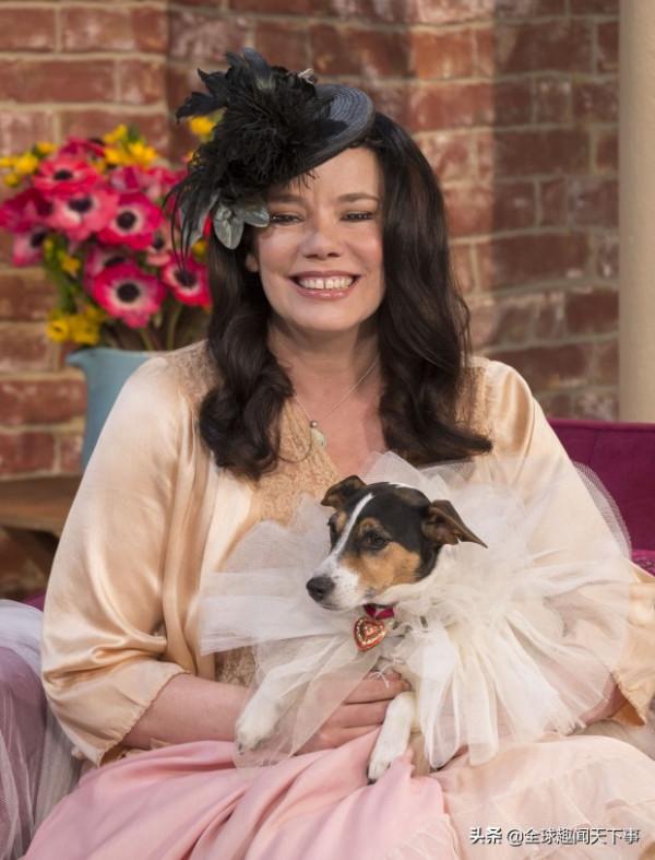 歐洲女子離婚後和自家狗狗“結婚”:比我和前夫在一起快樂多了 歐洲女子離婚後和自家狗狗“結婚”:比我和前夫在一起快樂多了