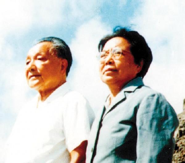 2009年，鄧小平夫人卓琳在京逝世，隔天清晨鄧家衚衕擺滿花圈