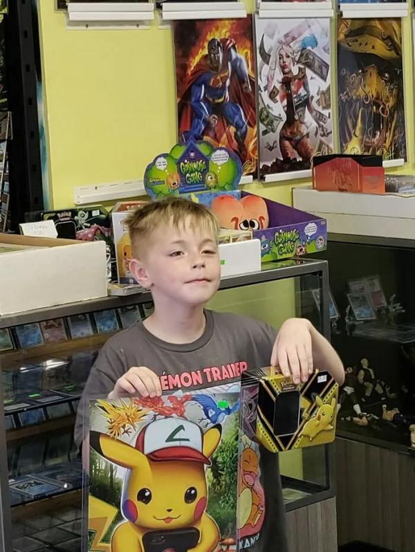 8歲男孩為救狗擺攤賣珍藏套卡，寶可夢公司：送一套新的