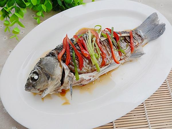 被魚刺卡住，別再用吞飯、喝醋等“土方法”了！教你正確處理方法