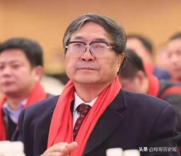 他18歲參軍，曾擔任了10年武警司令，59歲被授上將警銜，今年77歲