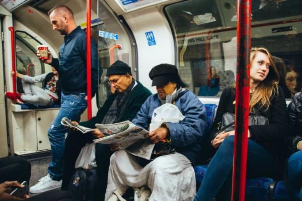 地鐵車廂內可以玩手機?英國人來華被震驚:被西方輿論欺騙了10年 地鐵車廂內可以玩手機?英國人來華被震驚:被西方輿論欺騙了10年