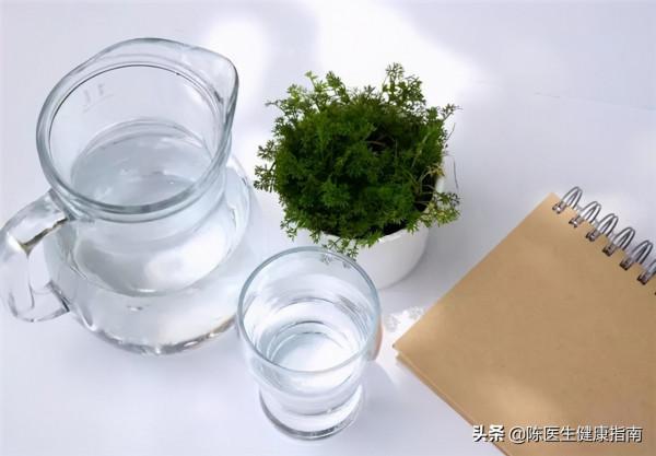 喝水越多對腎臟的損害就越大？怎麼喝水才不傷腎，聽聽醫生怎麼說