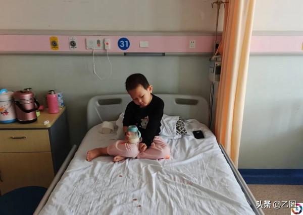 母親車禍離世，兩個女兒患重病，父親車禍，男子活成現實版的富貴