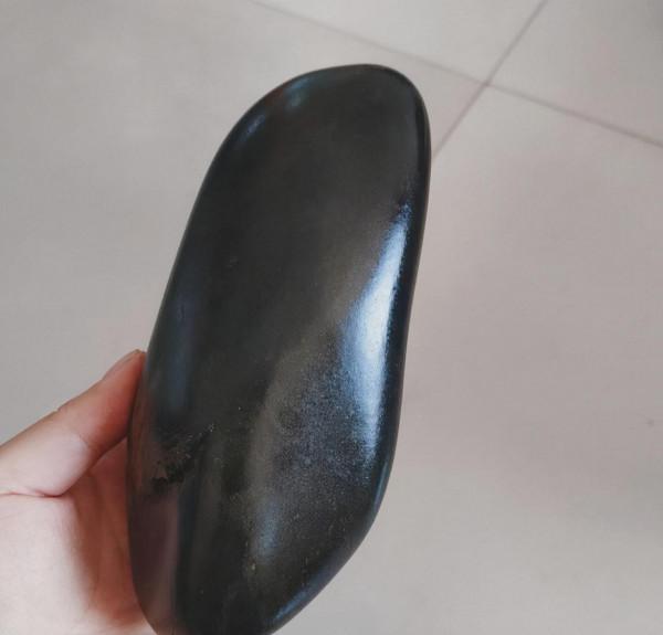 碧玉？墨玉？黑油油的，亮