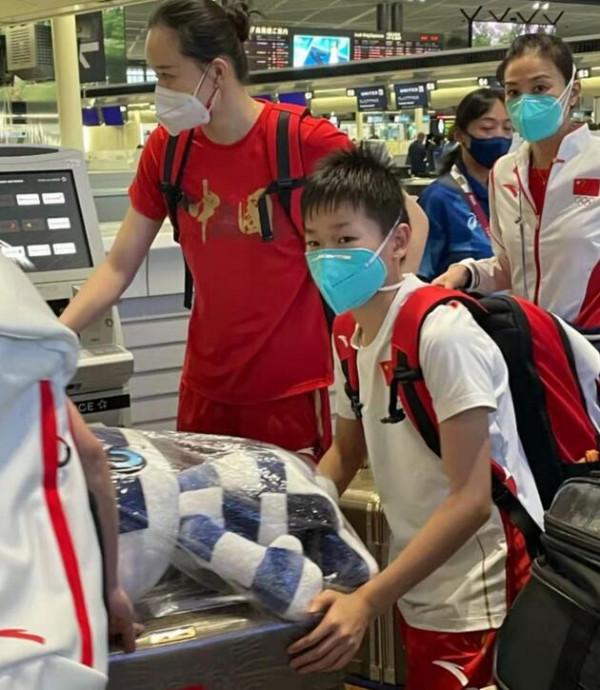 全紅嬋頭戴白色帽子低調現身 逛街買奶茶，師姐陪伴左右